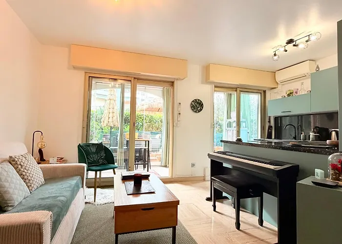 Marina & Отель Мандельё-ла-Напуль