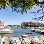 Marina & Services Hotel