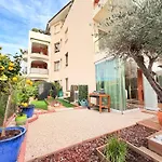 Marina & Services Hotel