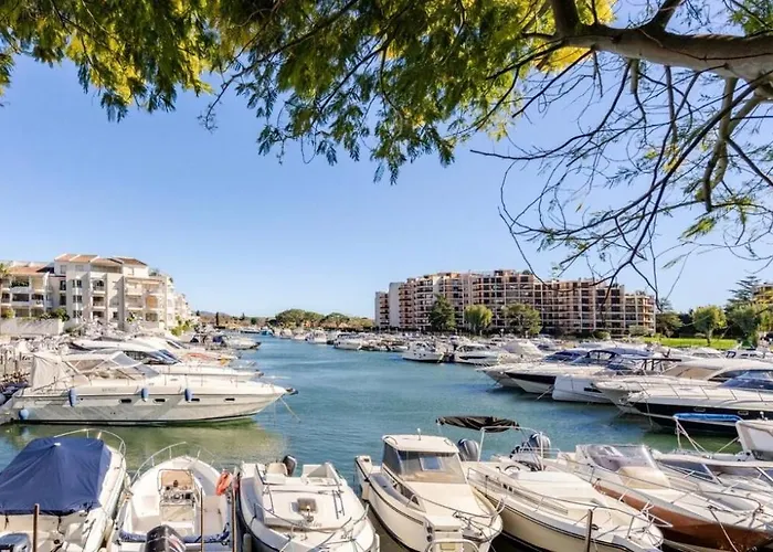 Marina & Services Отель