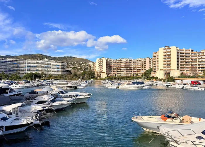 Marina & Services 酒店 *