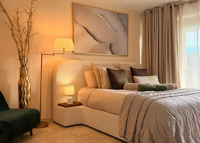 Marina & Services 酒店